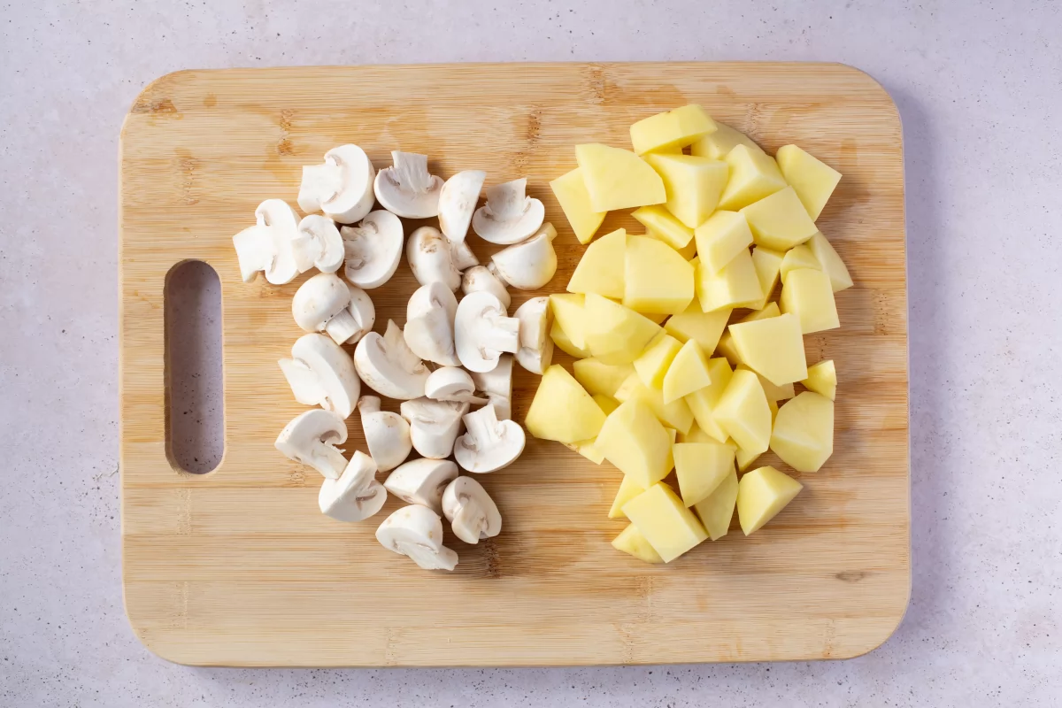 Cortamos las patatas y los champiñones *