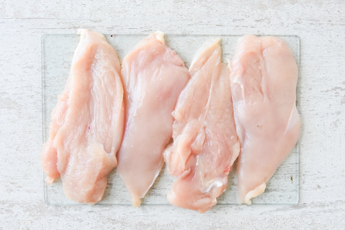 Cortamos las pechugas de pollo por la mitad