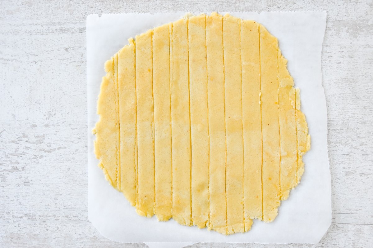 Cortamos las tiras para la decoración de la crostata