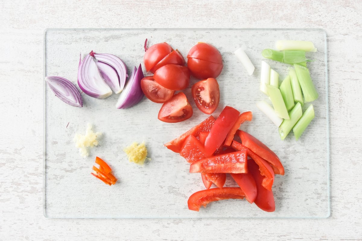 Cortamos las verduras a trozos regulares