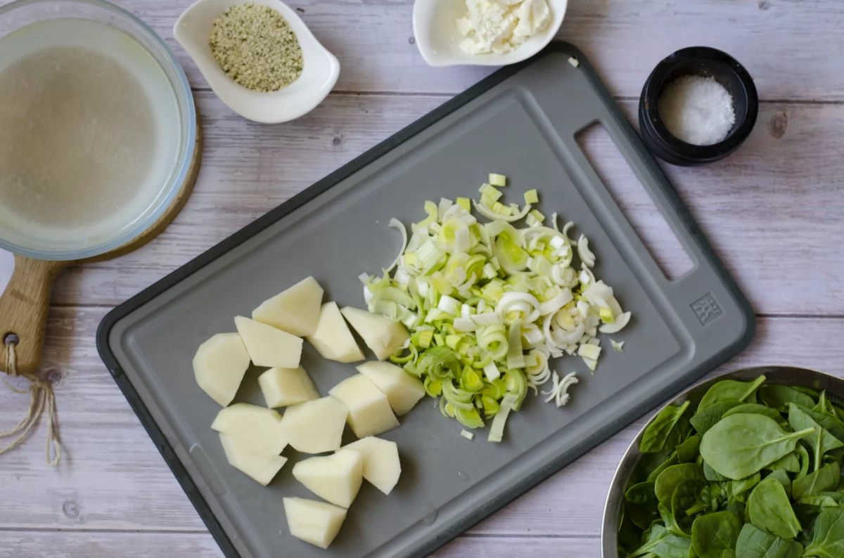 Crema de espinacas 3 cortamos las verduras de la crema de espinacas *