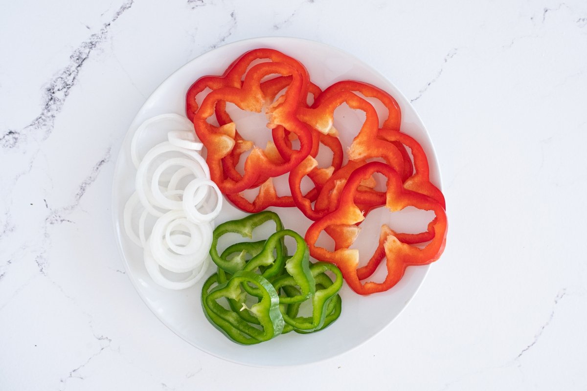 Cortamos las verduras de la pizza