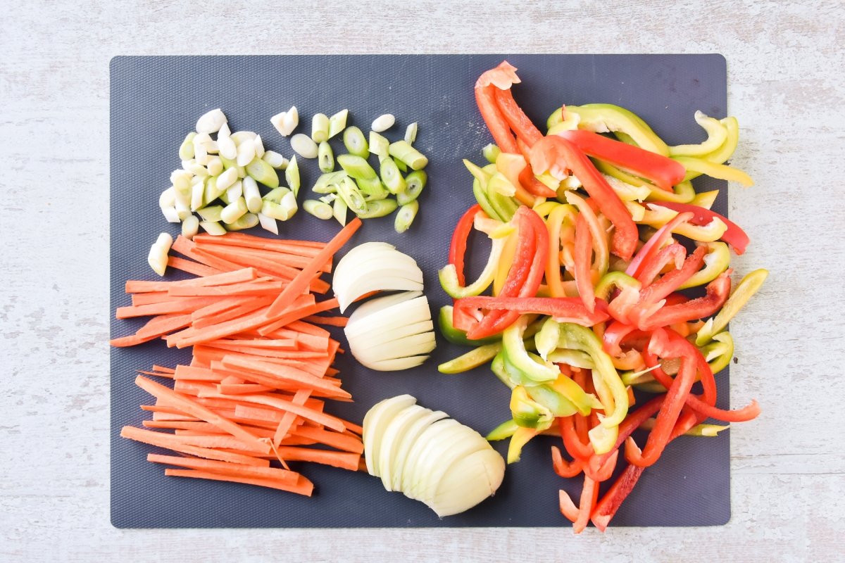 Cortamos las verduras en tiras finas