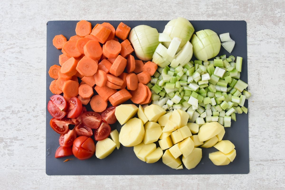 Cortamos las verduras para el estofado de cerdo