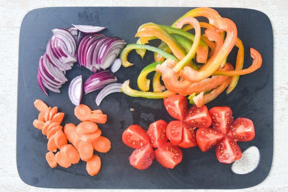 Cortamos las verduras para el salmón al horno