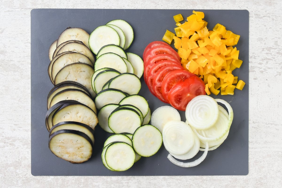 Cortamos las verduras para el timbal