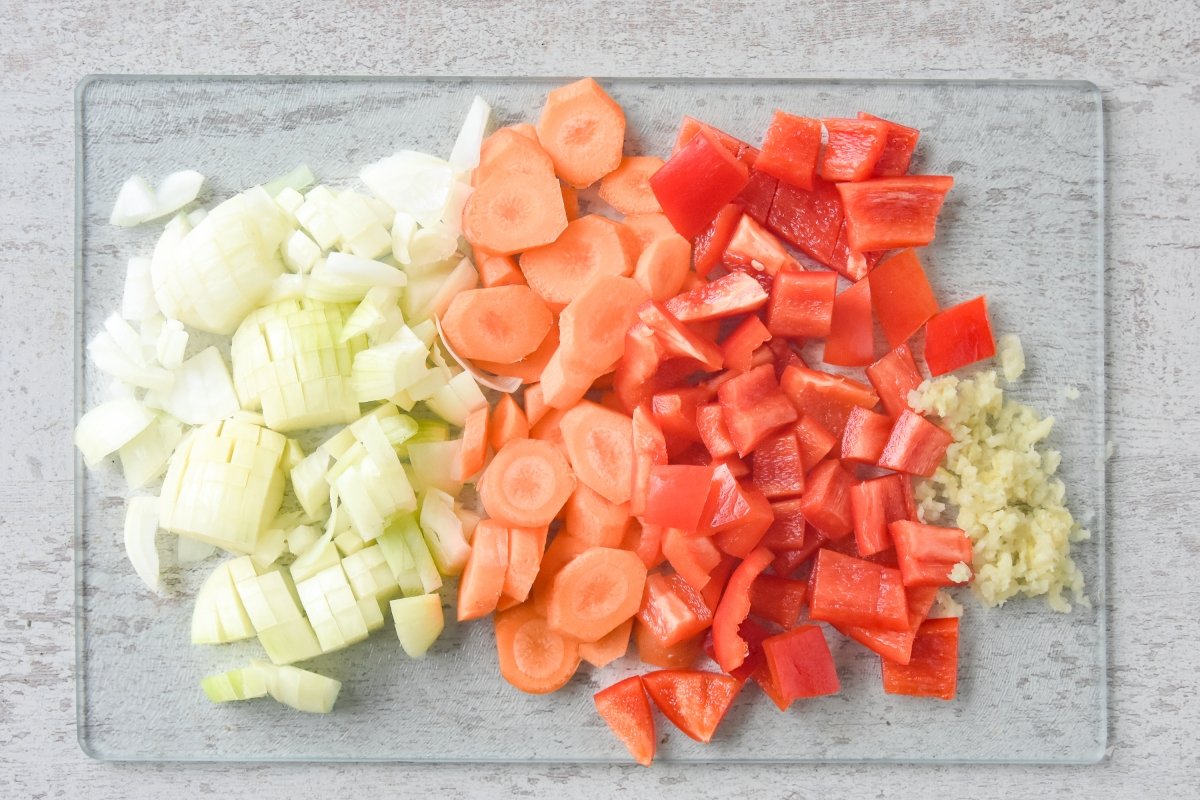 Cortamos las verduras para la carne al toro