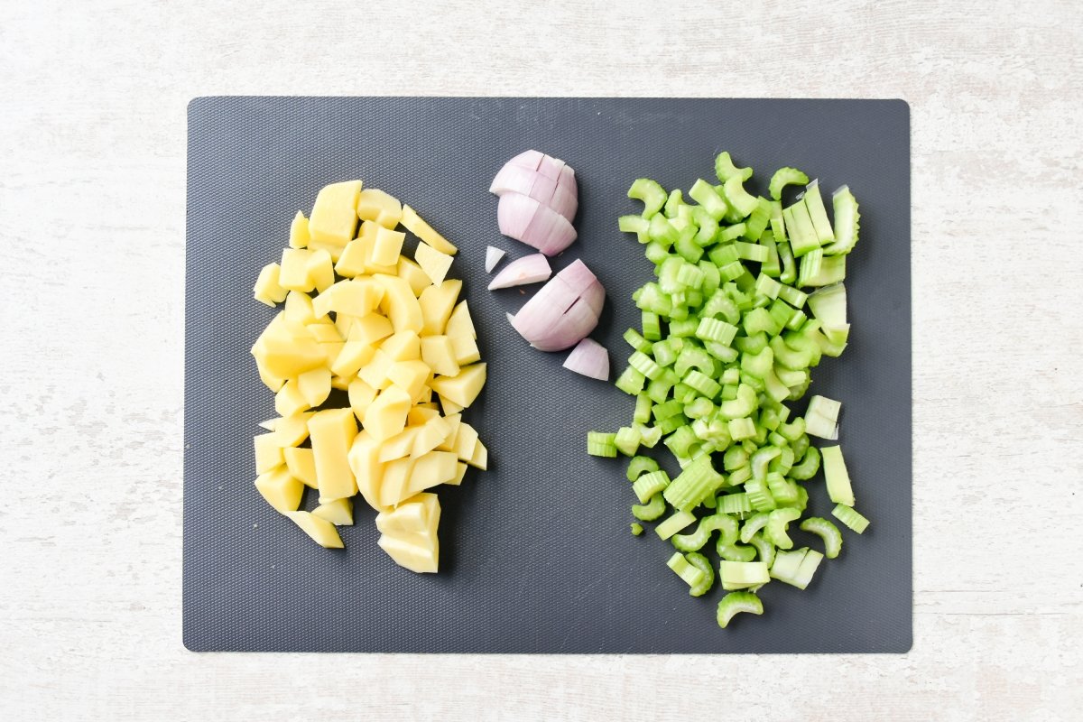 Cortamos las verduras para la crema de apio