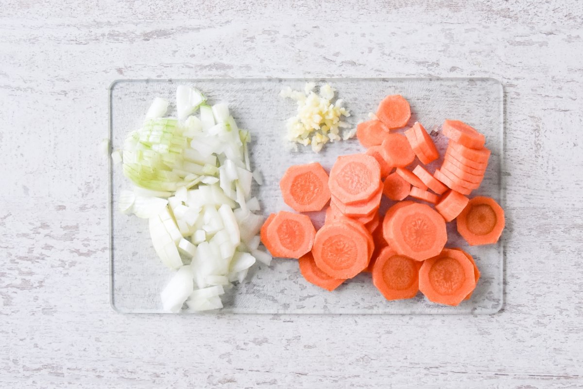 Cortamos las verduras para la salsa de las albóndigas