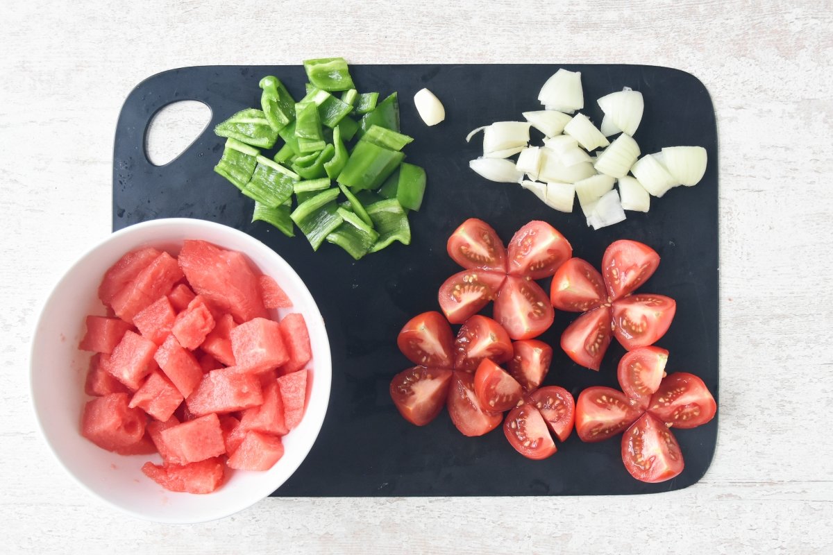 Cortamos las verduras para preparar el gazpacho de sandía