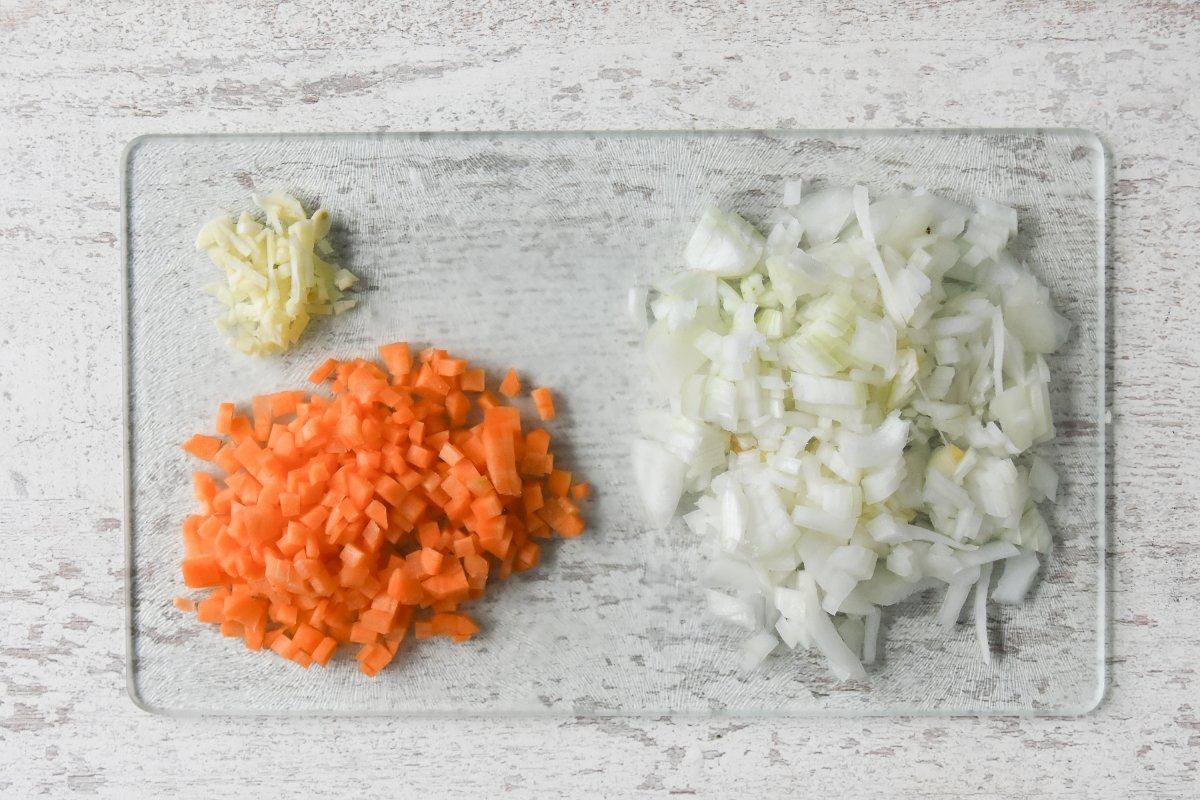 Cortamos las verduras para preparar el relleno