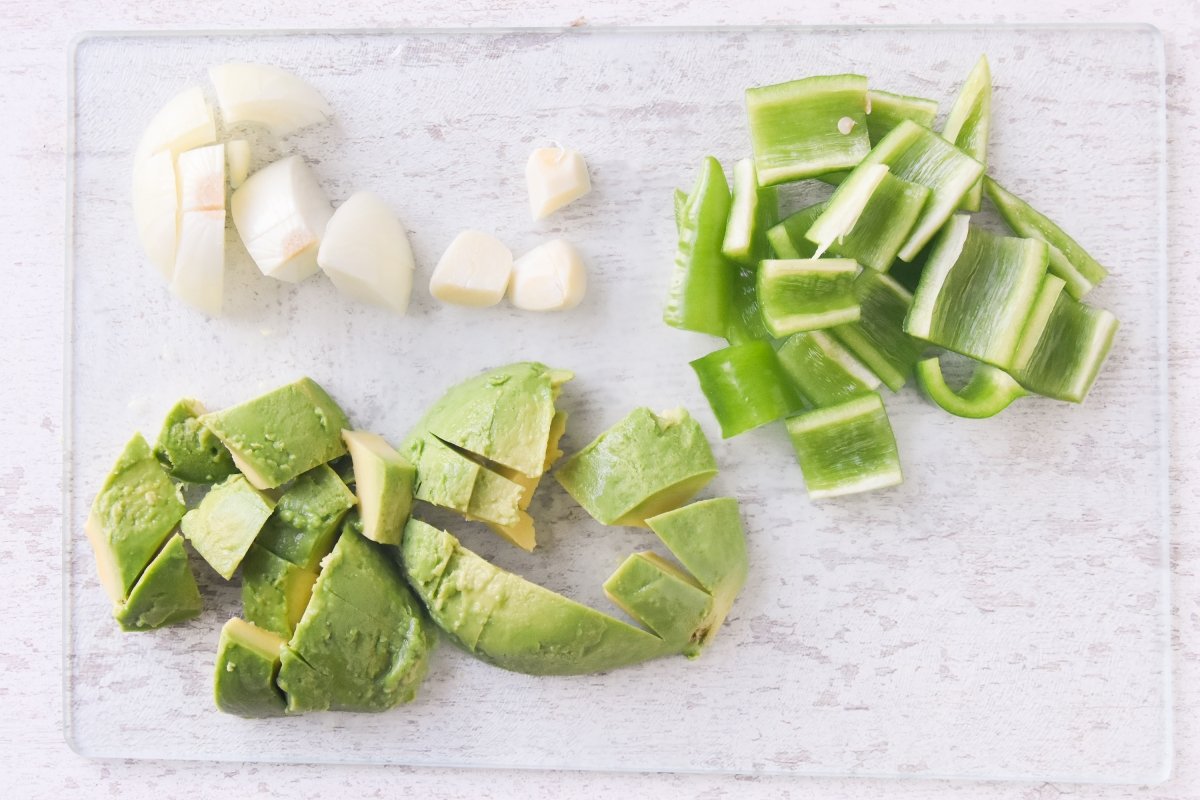 Cortamos las verduras para preparar la guasacaca