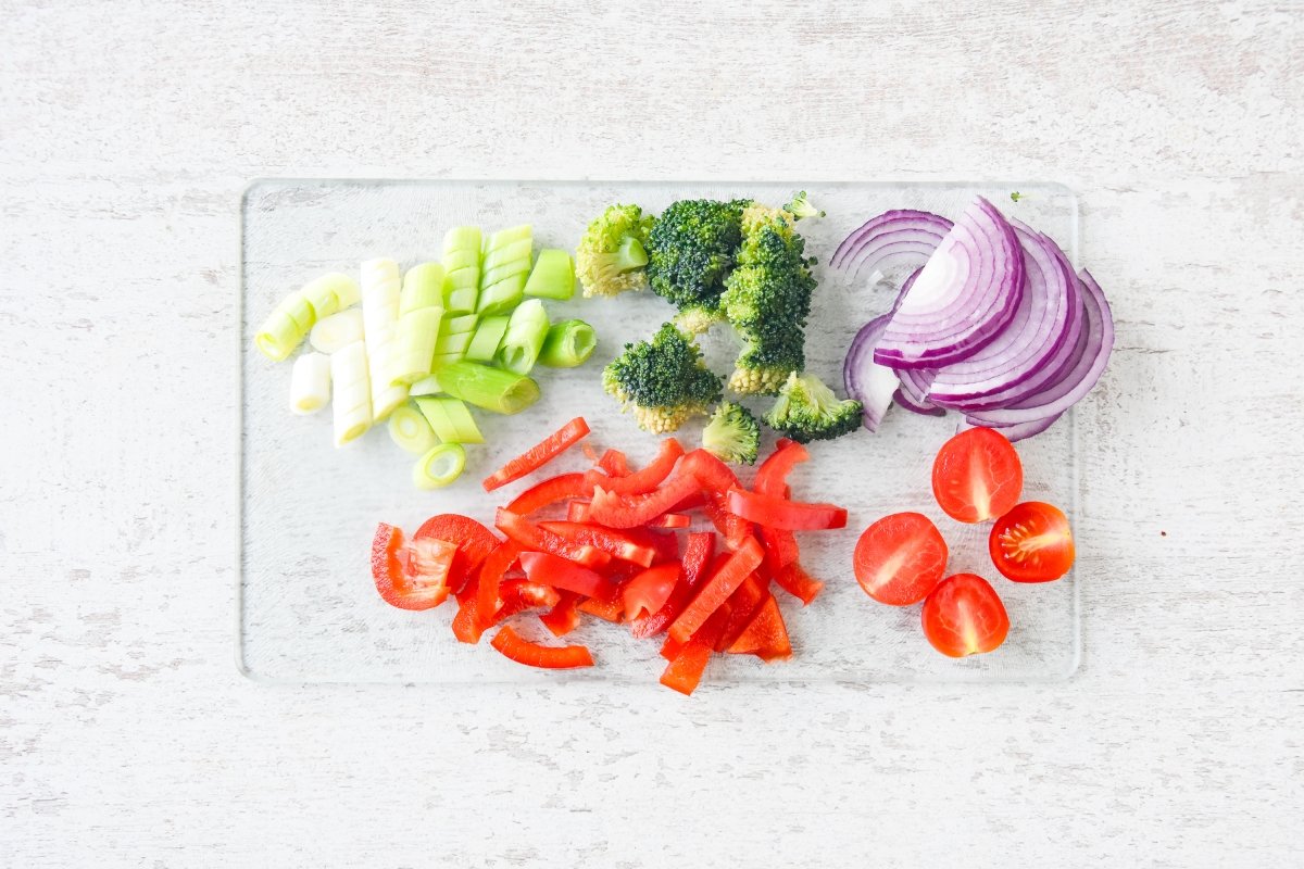 Cortamos las verduras que acompañan al bacalao