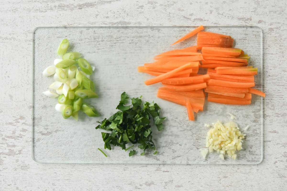 Cortamos las verduras y el cilantro