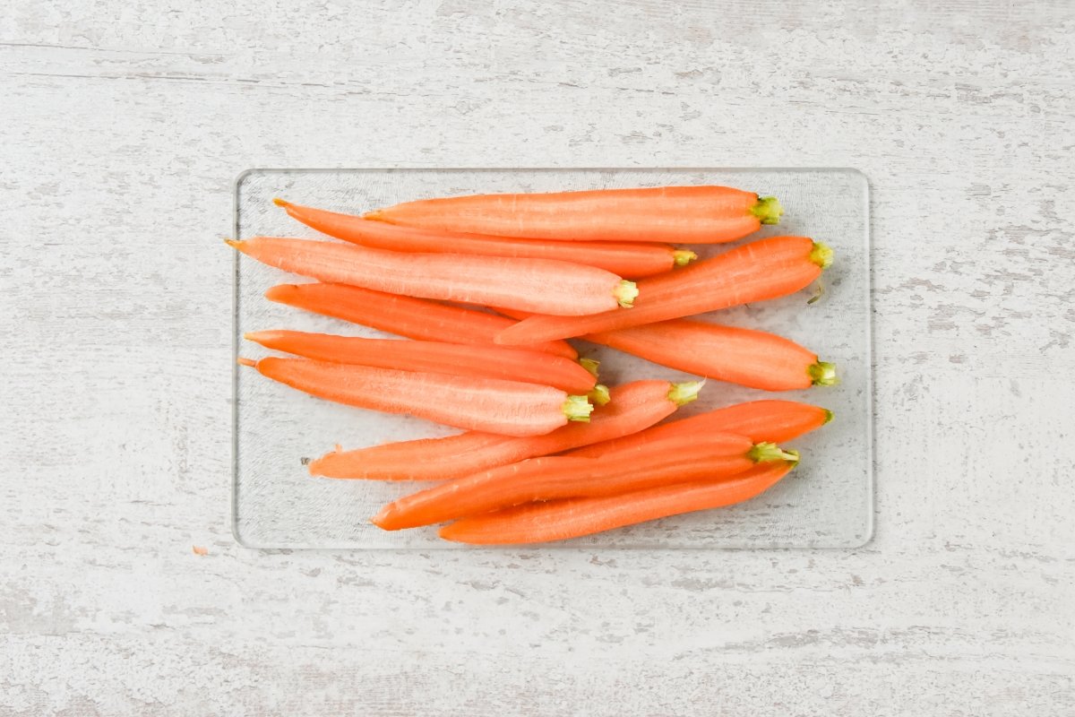 Cortamos las zanahorias por la mitad