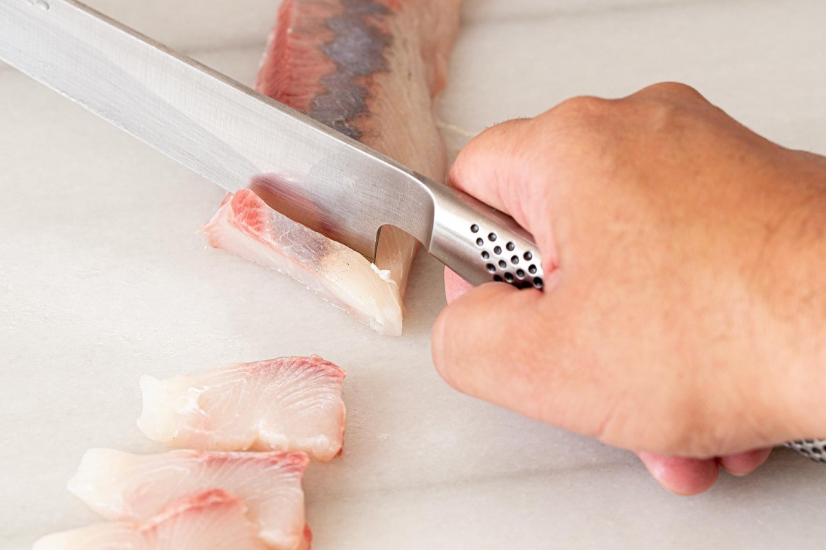 Cortamos los filetes de sashimi