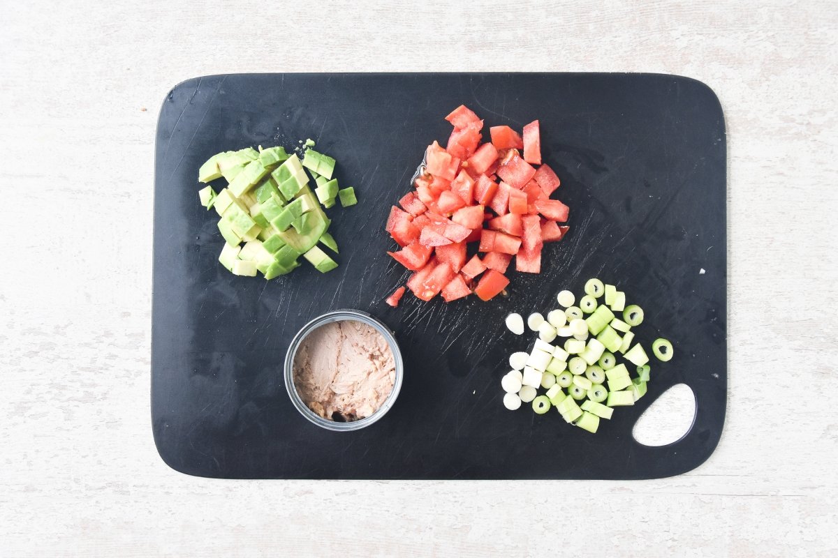Cortamos los ingredientes del wrap de atún