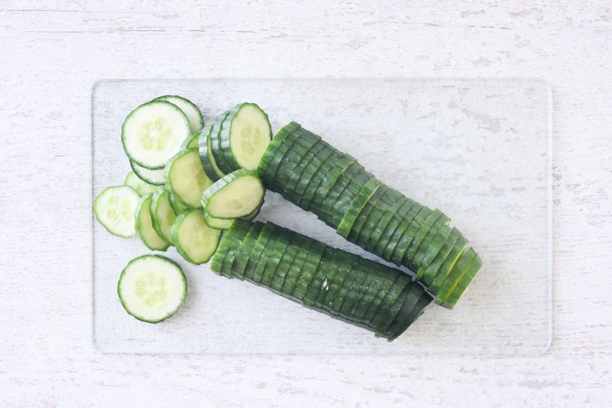 Cortamos los pepinos a rodajas para el agua de pepino