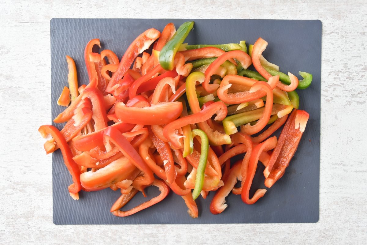 Cortamos los pimientos en tiras
