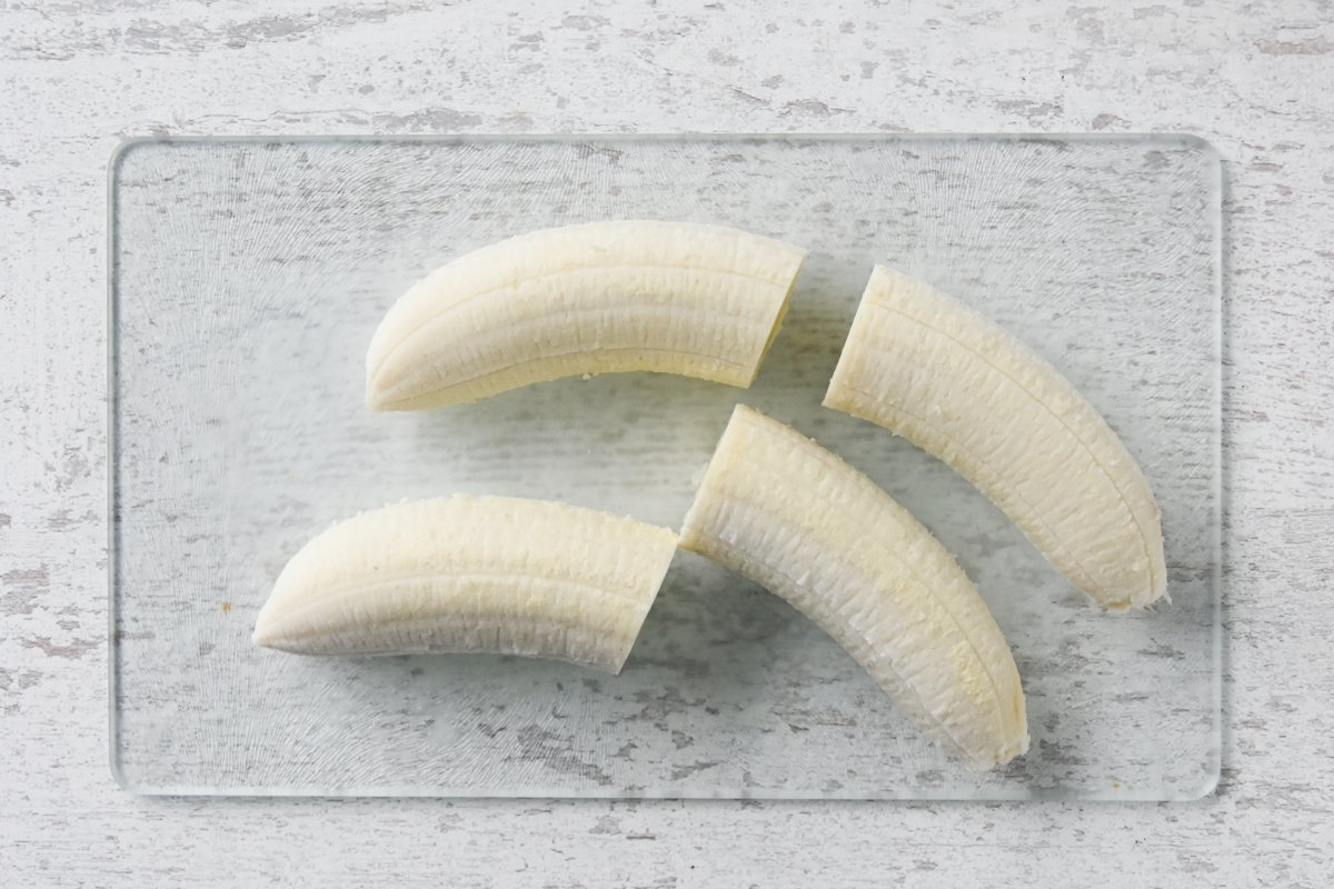 Cortamos los plátanos por la mitad