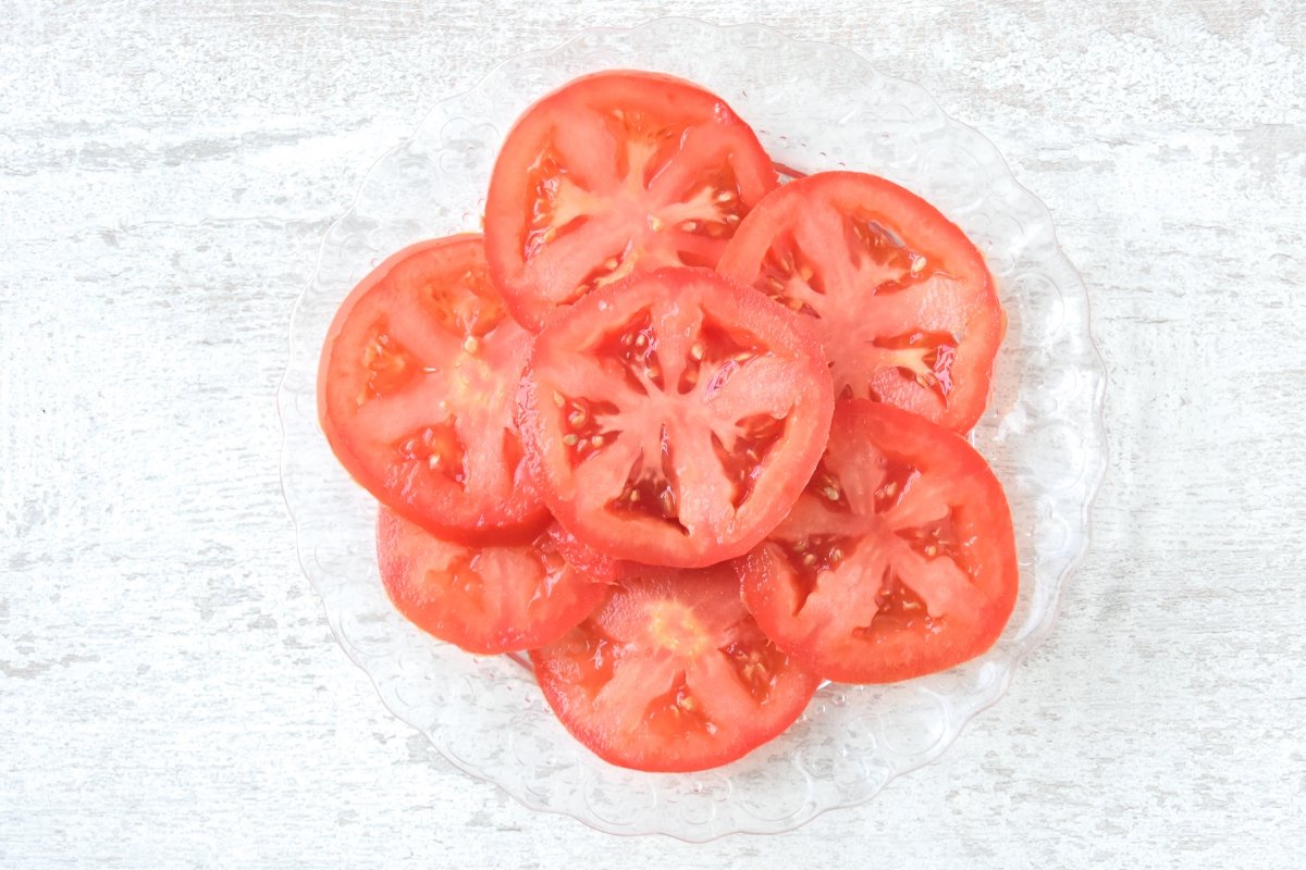 Cortamos los tomates a rodajas