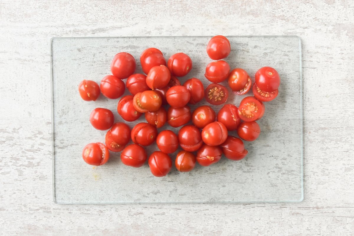 Cortamos los tomates Cherry por la mitad para la tarta salada
