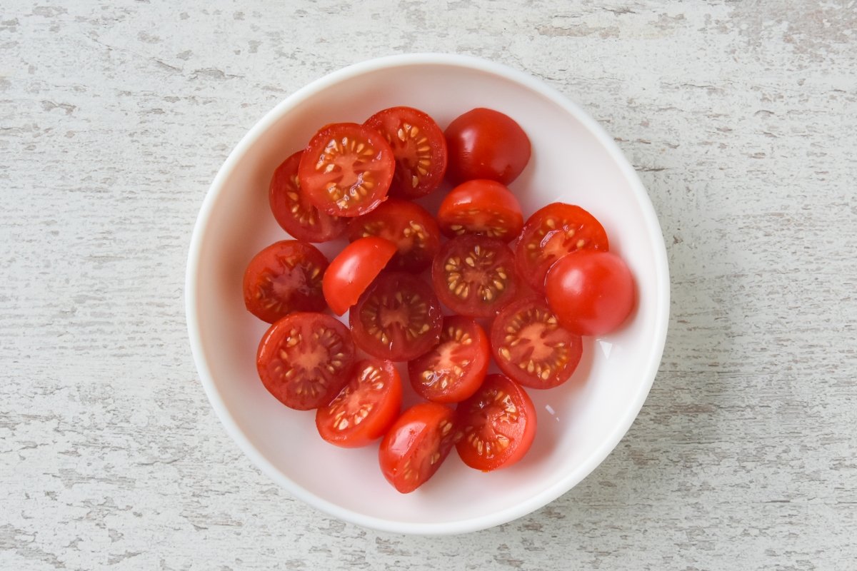 Cortamos los tomates cherry por la mitad
