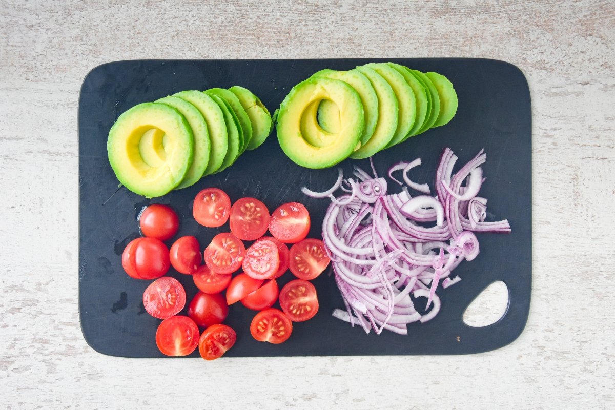 Cortamos los tomates, el aguacate y la cebolla