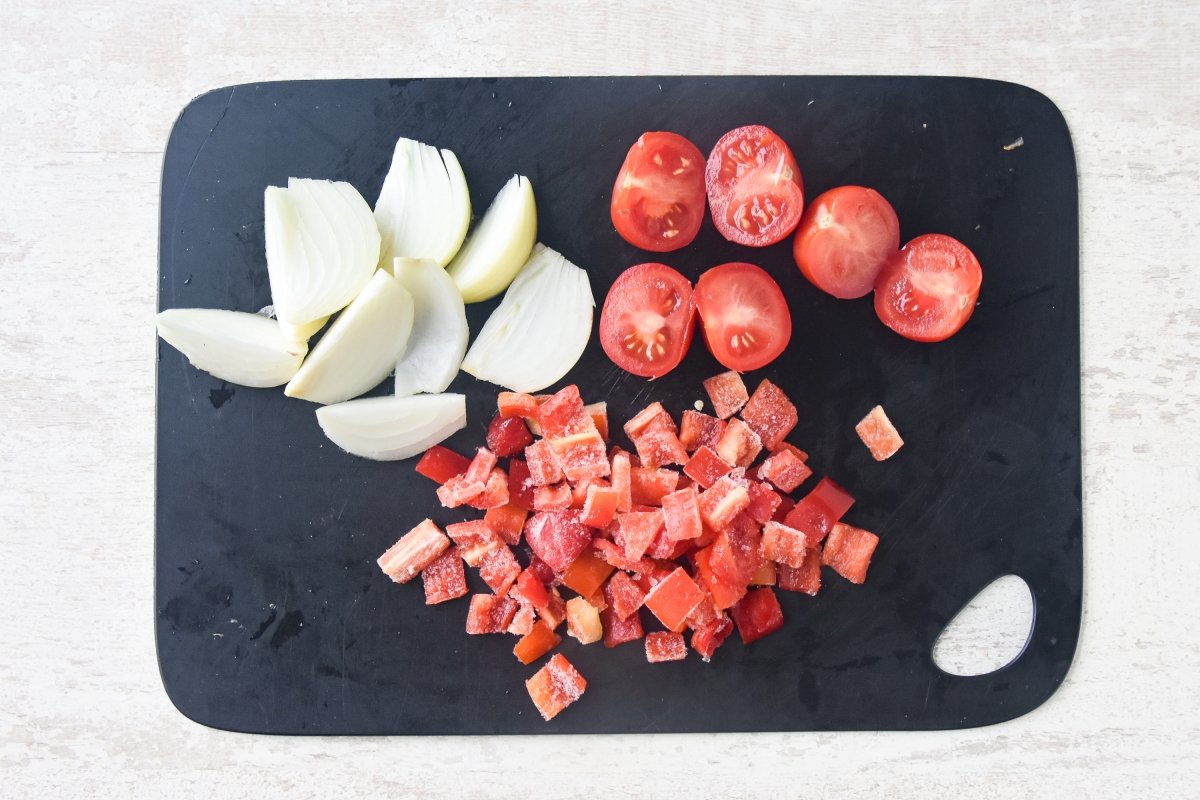 Cortamos los tomates, el pimiento y la cebolla