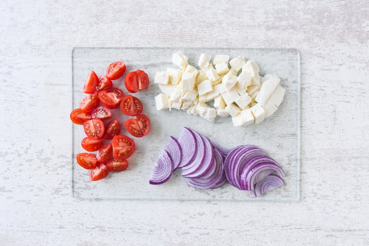 Cortamos los tomates, la cebolla roja y la mozzarella