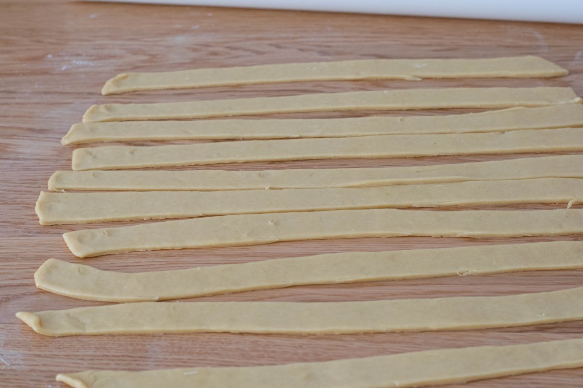 Cortamos tiras de la masa de los tequeños de queso