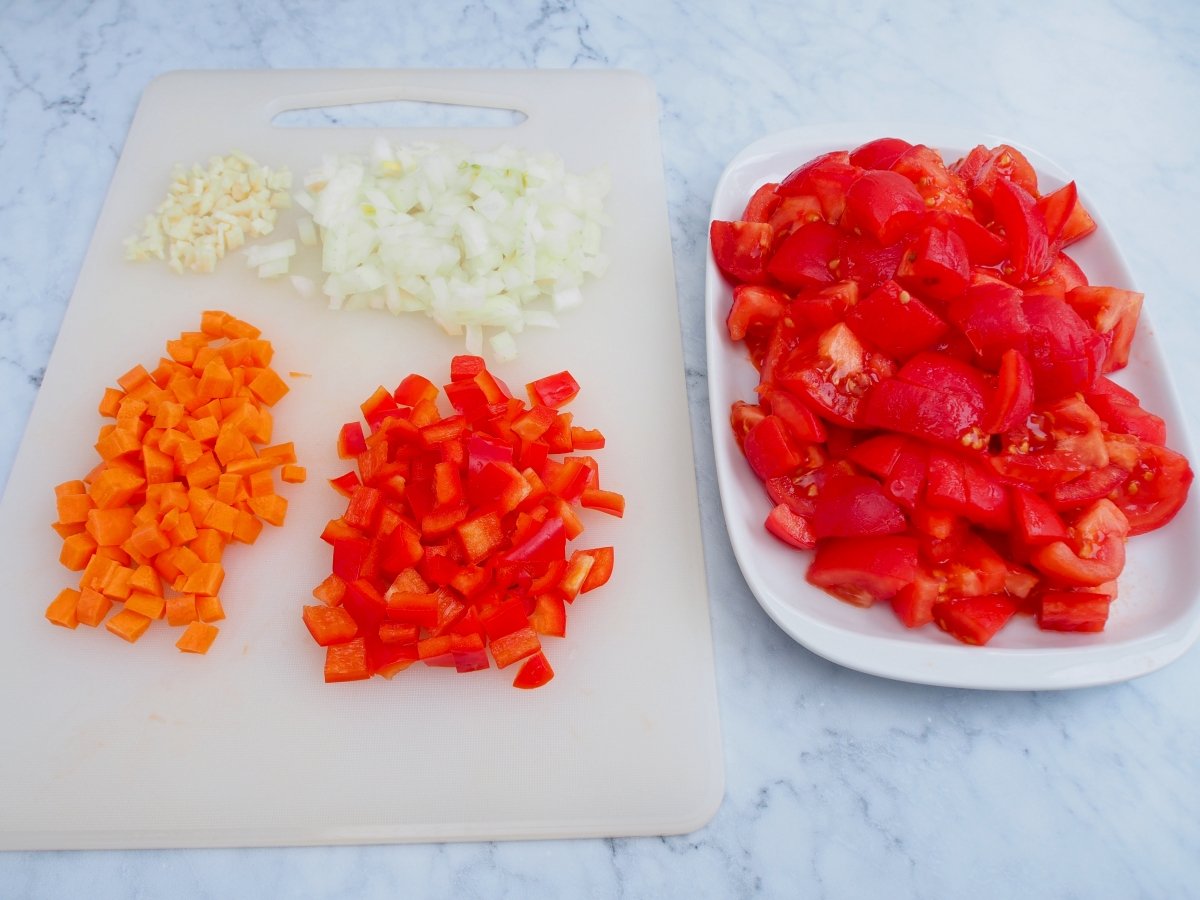 Cortamos todas las verduras para la sopa de tomate