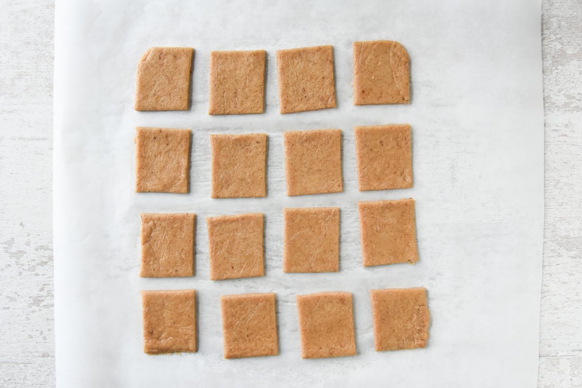 We cut and arrange the speculoos on the tray
