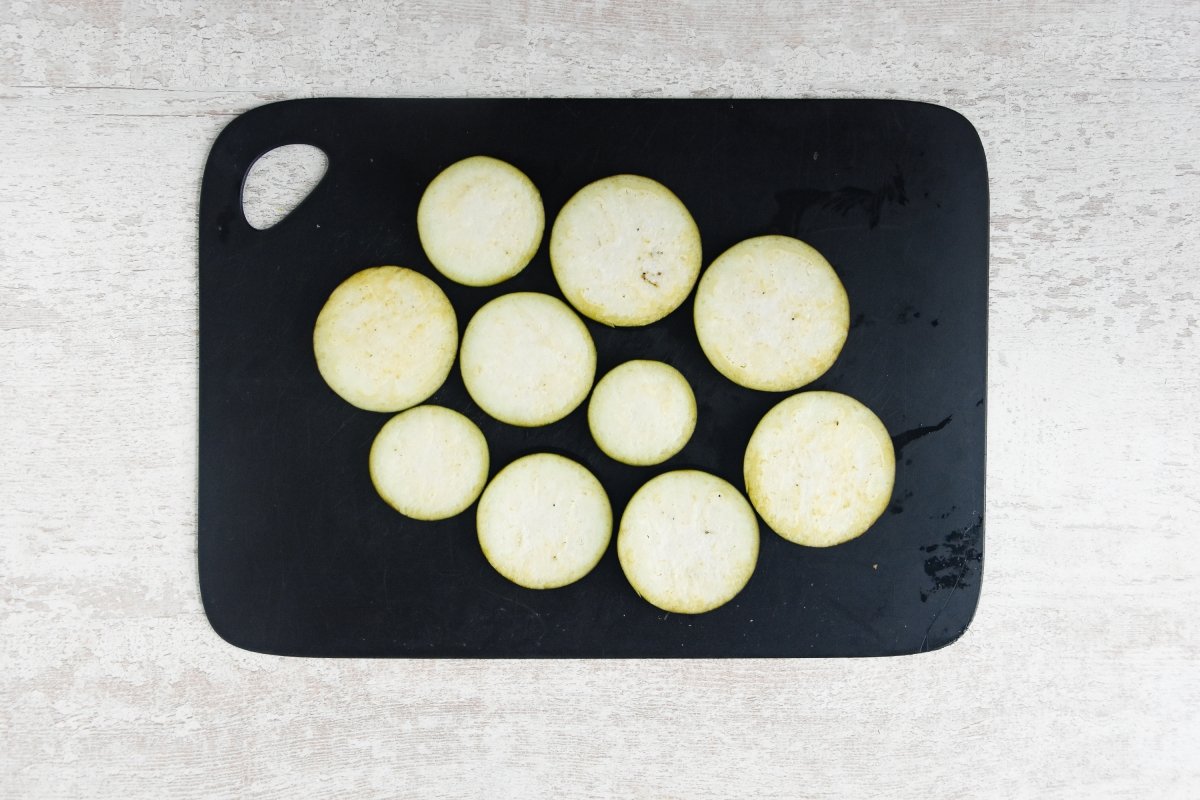 Cortamos y salamos la berenjena