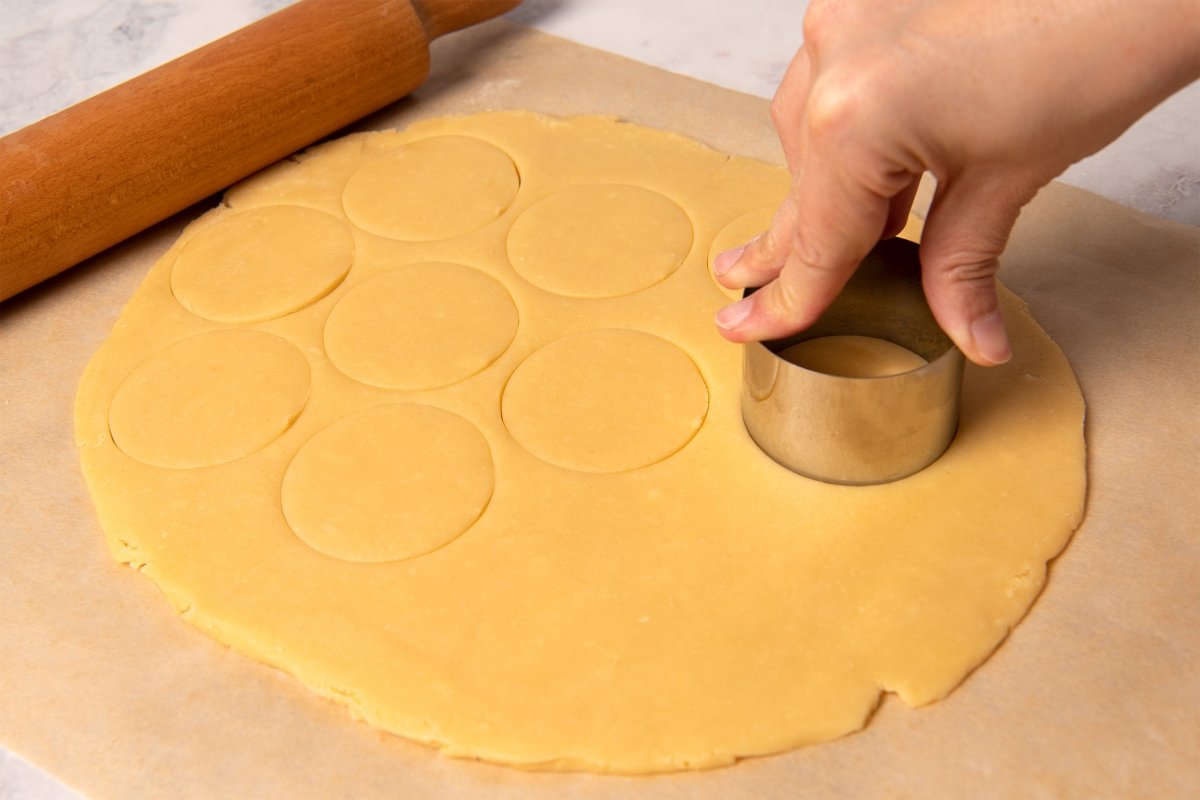 Cutting circles of dough to make oxeyes