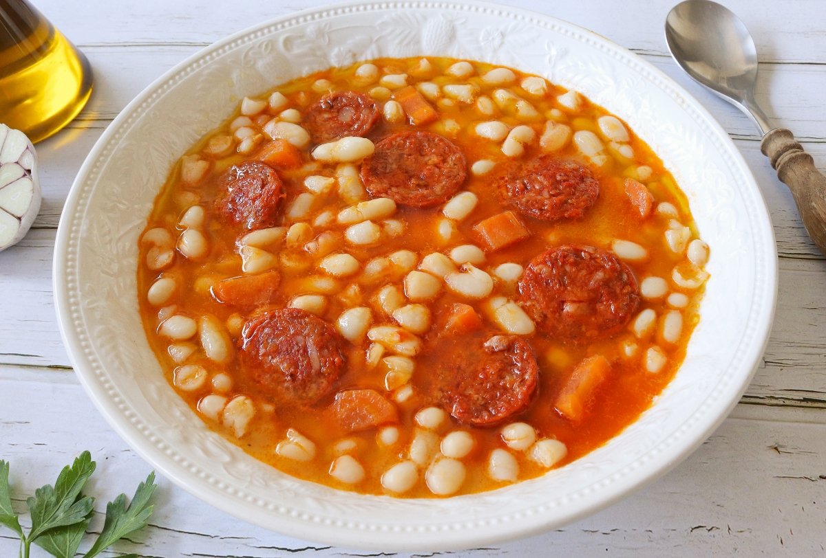Cortando el chorizo cocido