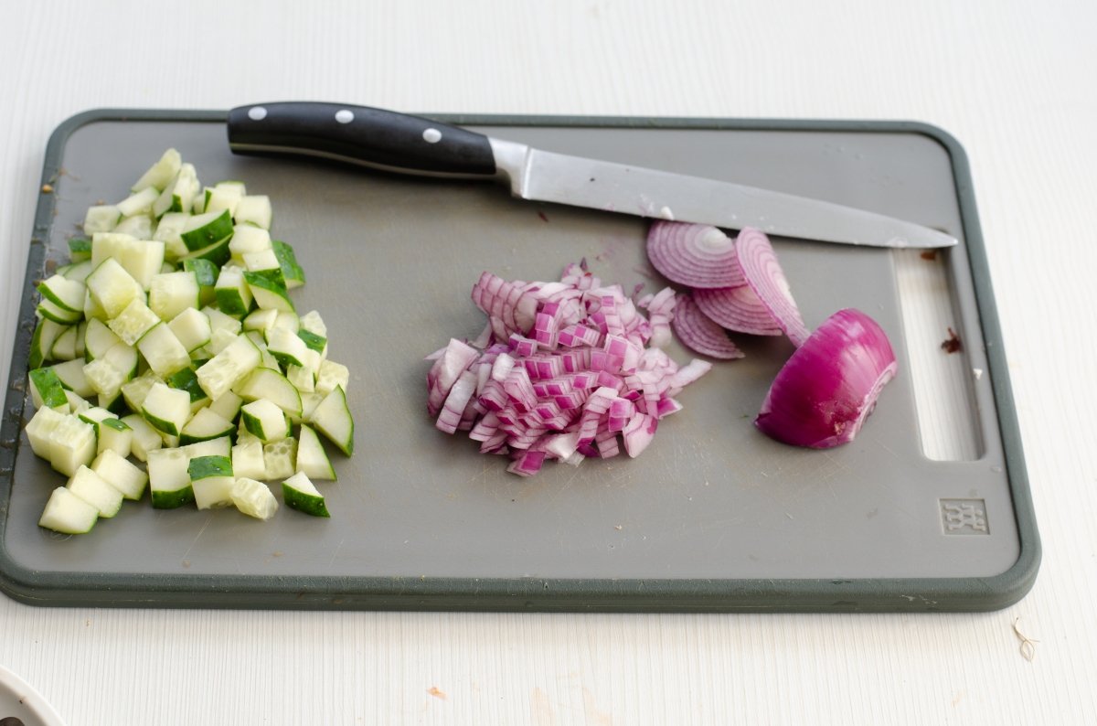 Cortando el pepino y la ensalada morada para la ensalada de garbanzos