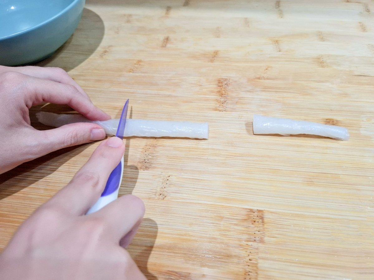 Cortando el rollo de papel de arroz