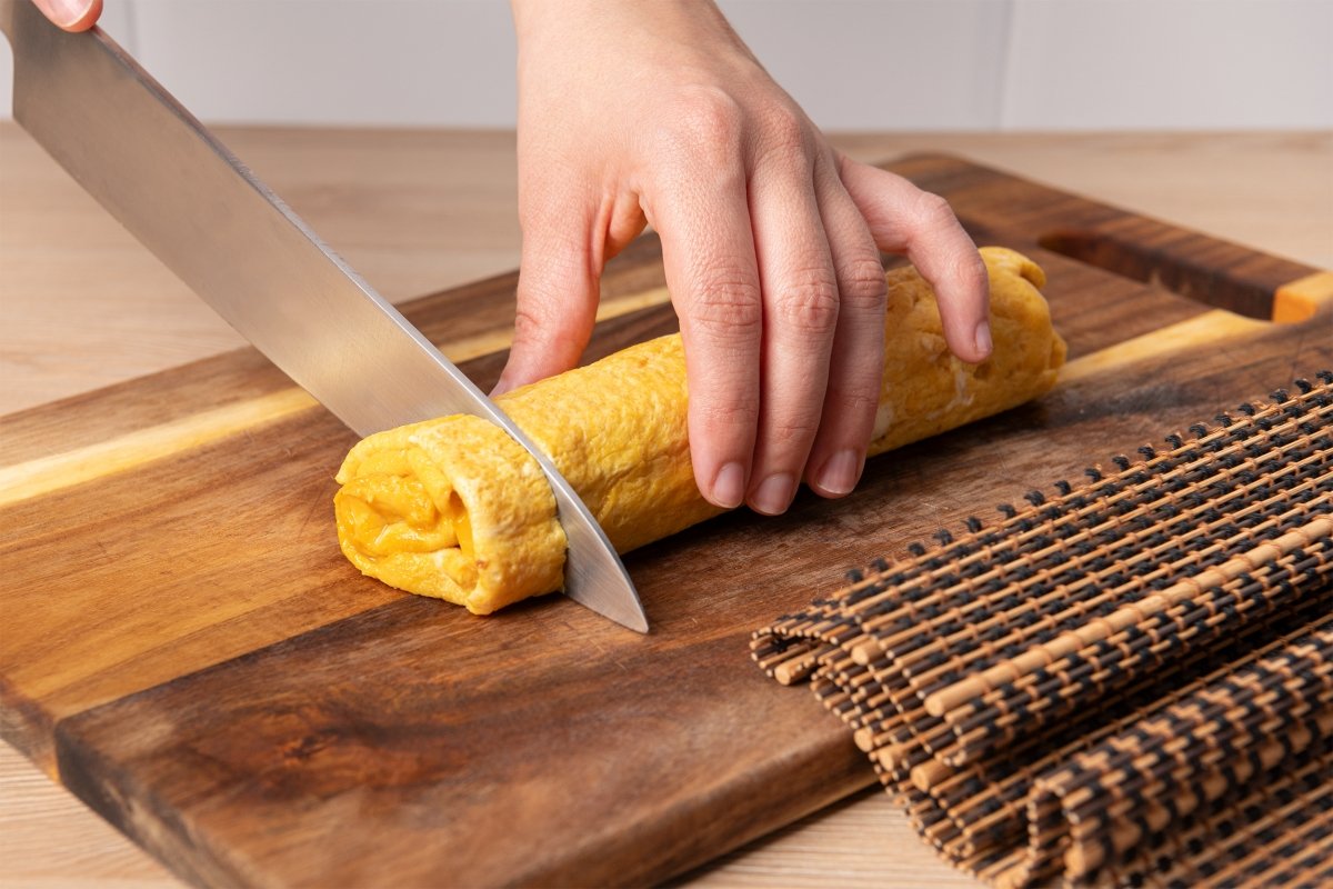 Cortando en rodajas el tamagoyaki