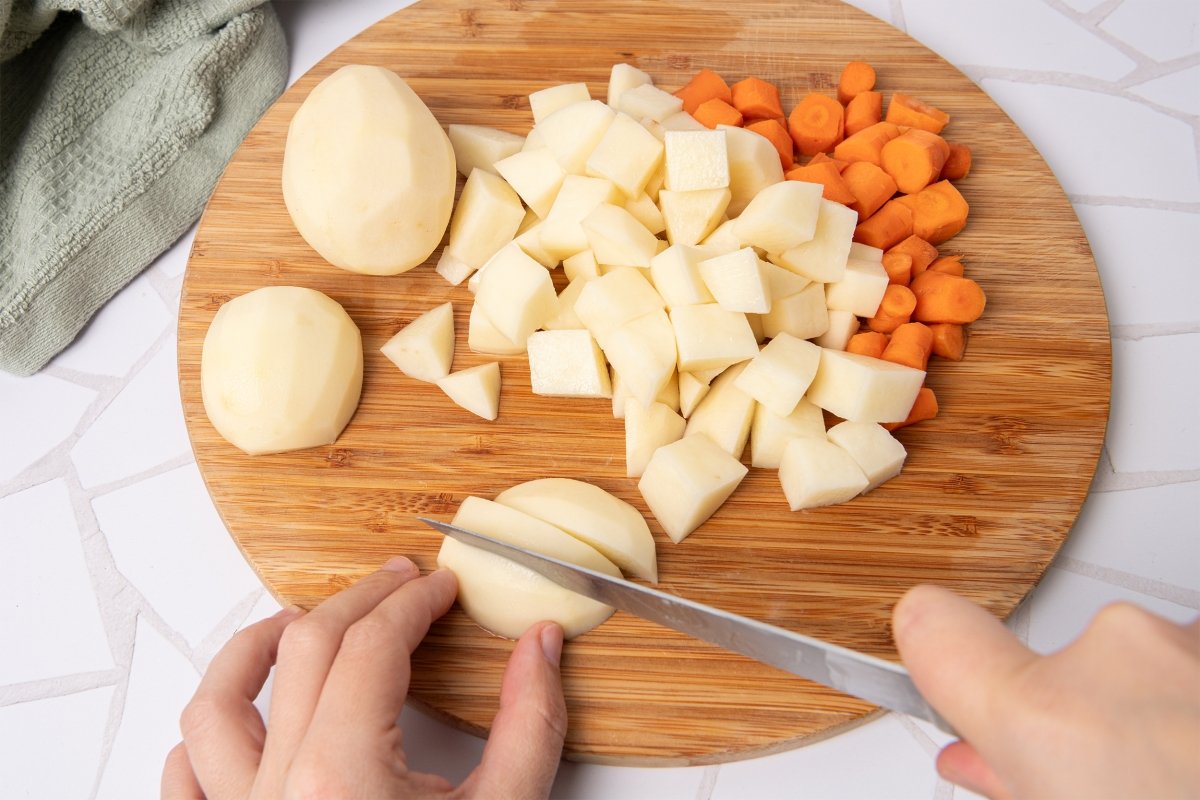 Cortando hortalizas para hacer queso vegano