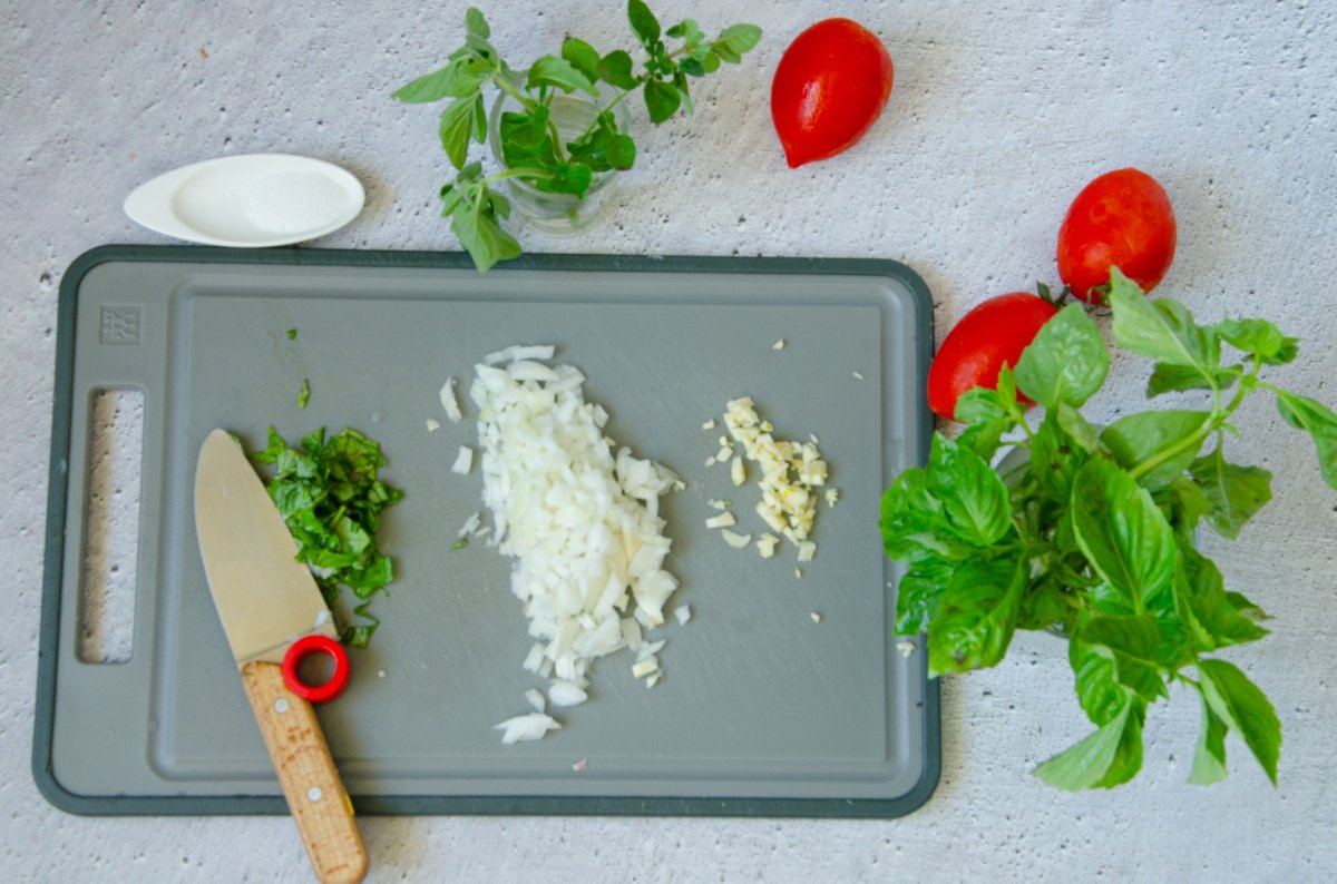 Cortando ingredientes para hacer la salsa marinara