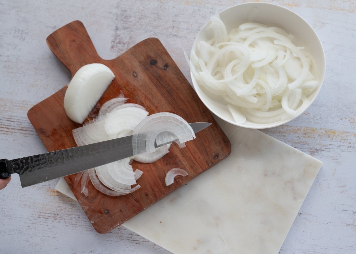 Cortando la cebolla para hacer cebolla frita