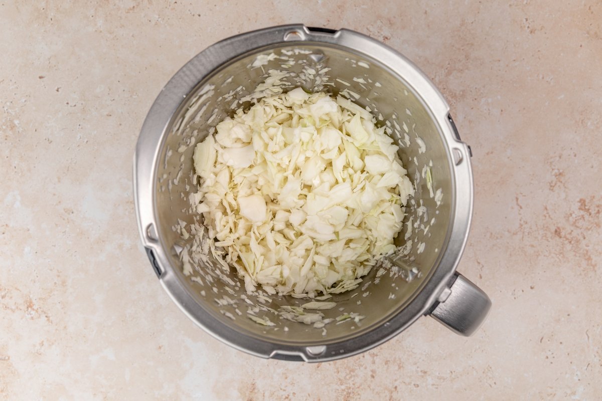 Cortando la col de la ensalada de col con Thermomix