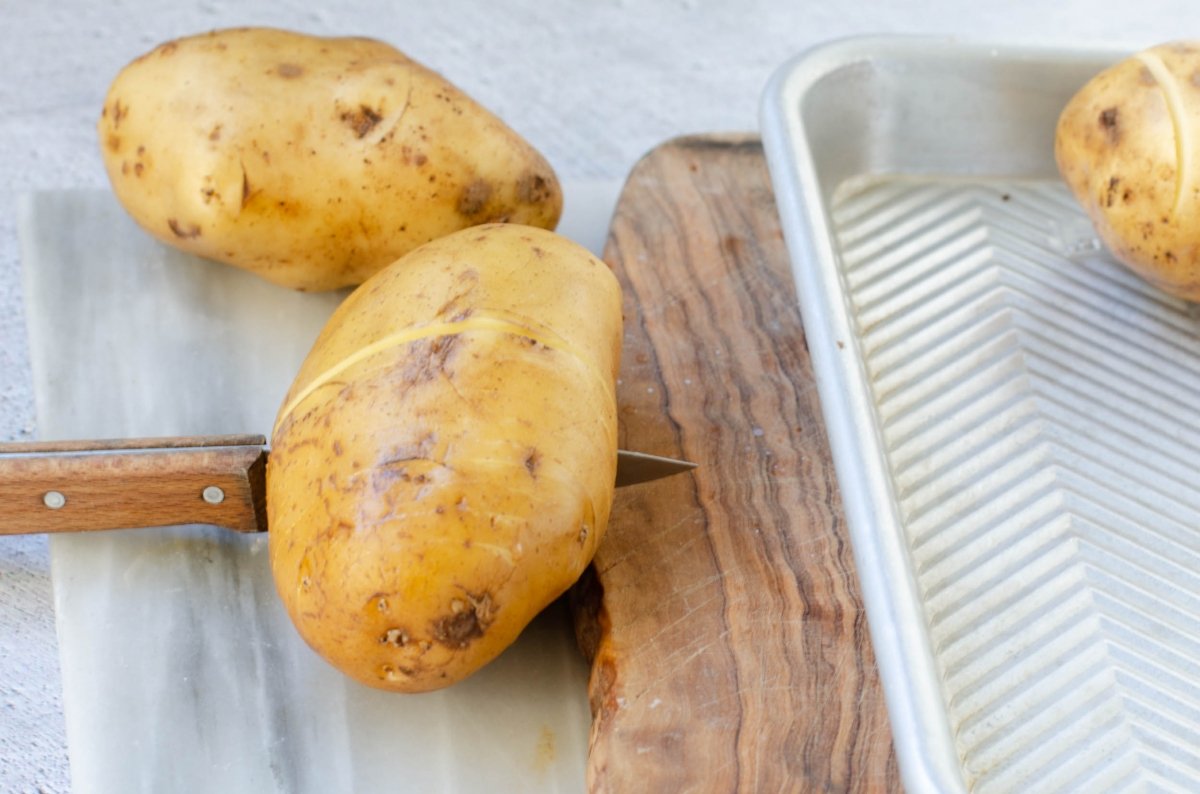 Cortando las patatas para hacer patatas Hasselback