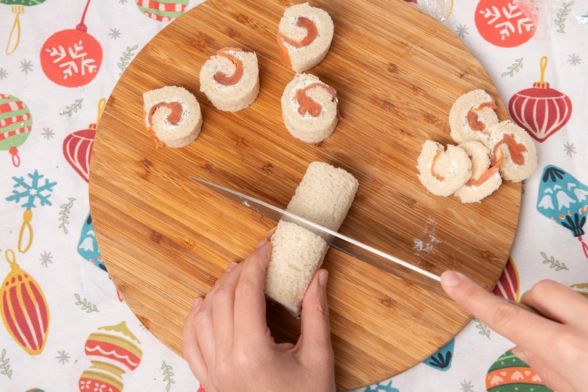 Cortando los rollitos de salmón para los canapés de Navidad