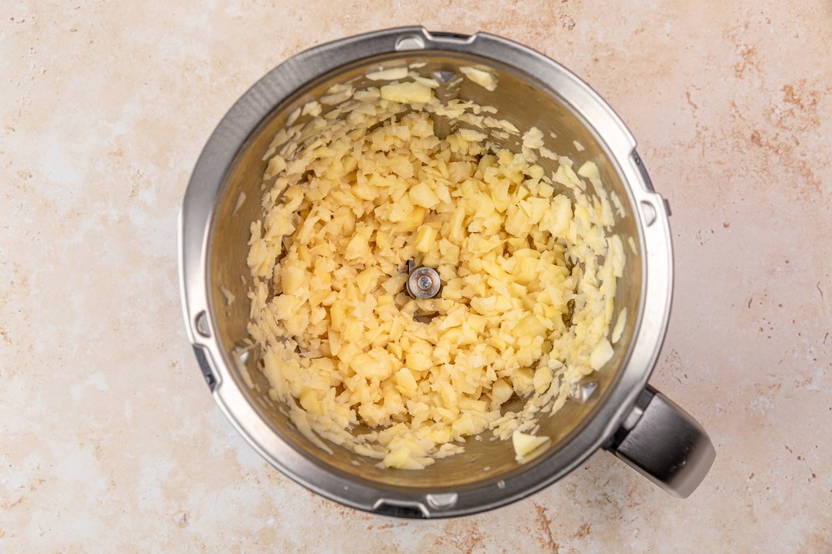 Cortando patata para la tortilla de patata en Thermomix