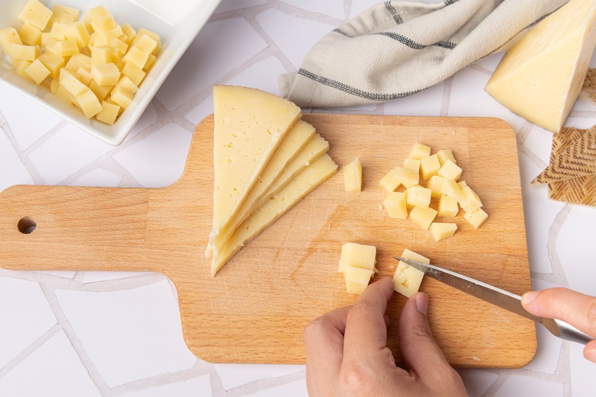 Cortando queso para los tagliatelle con queso