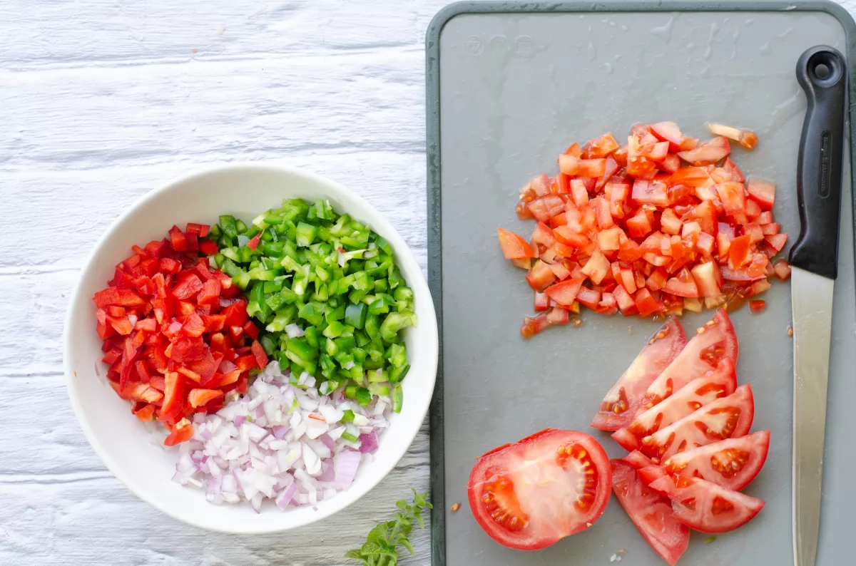Salsa criolla 5 Cortando tomates en cubos