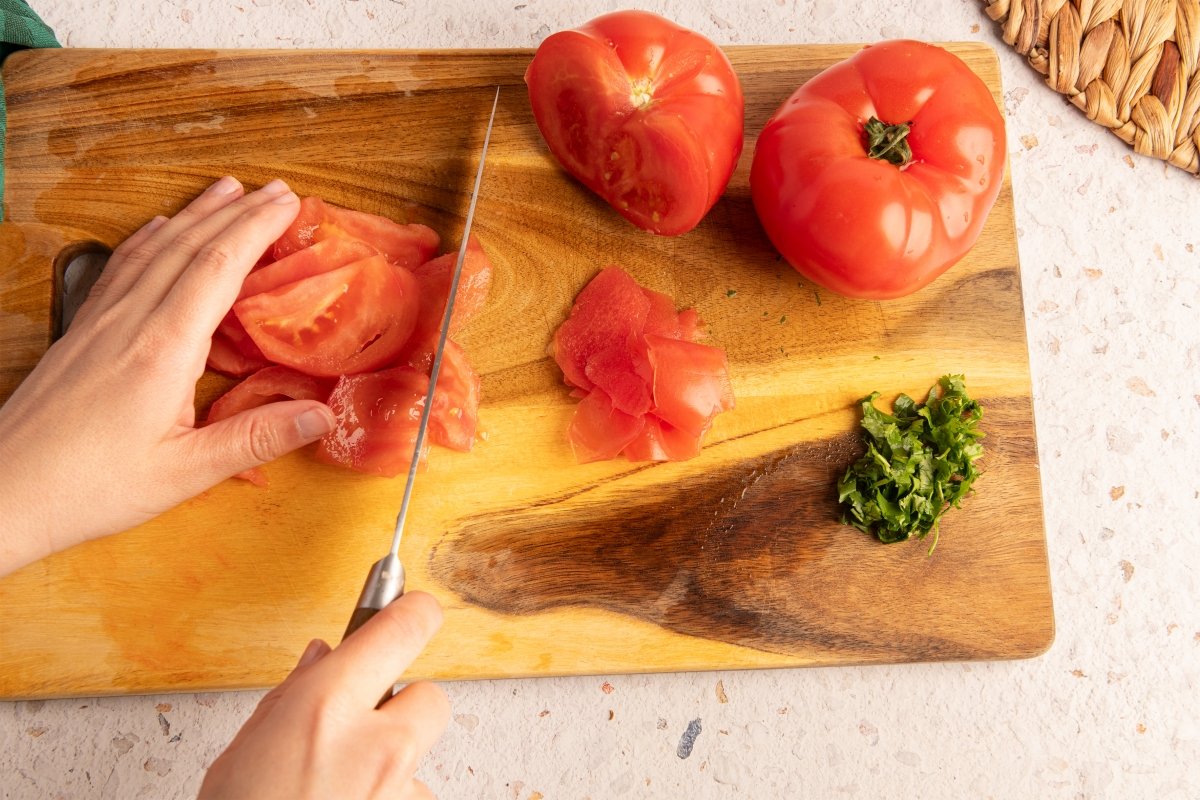 Cortando tomates para la moqueca de peixe
