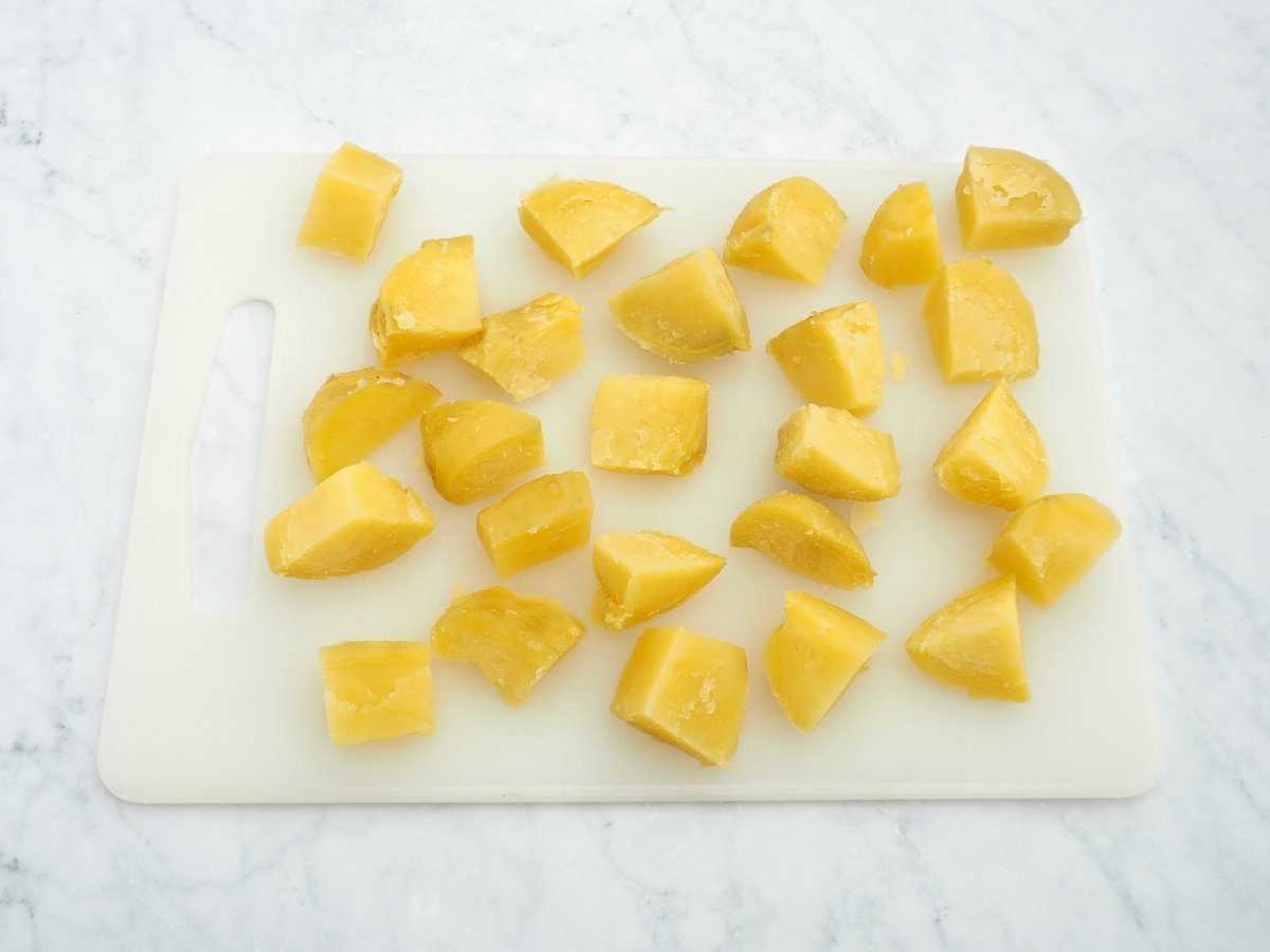 Cortar a cubos las patatas cocidas